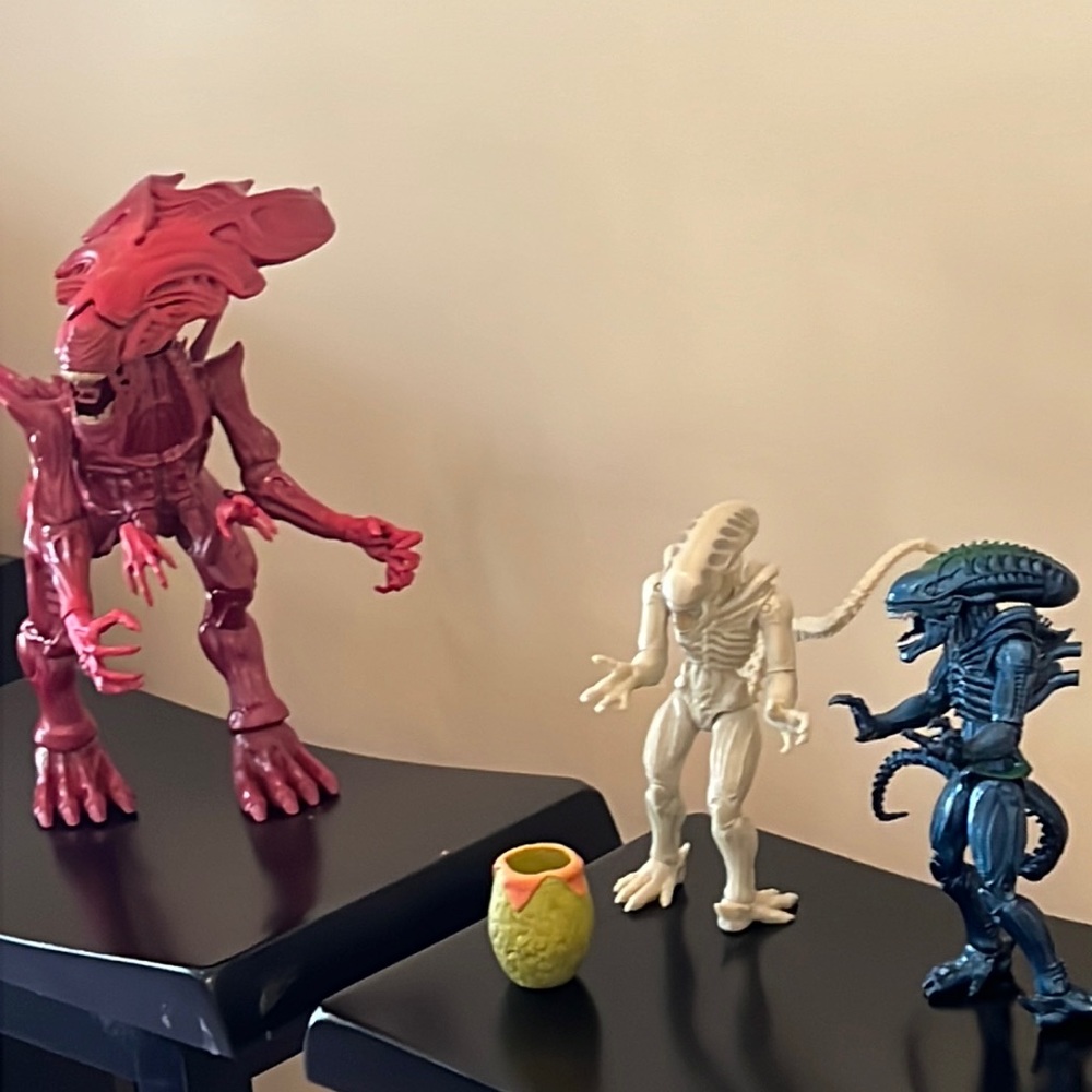 Three Aliens from the horror movie Alien with egg accessory